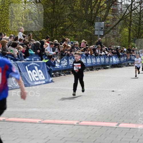 12.04.2026 - 45. Internationalen Wilhelmsburger Insellauf J. Mangold http://msf.ph/oto/9520427 12.04.2026 14:08:51 Ziel 774, 919, 754 meine-sportfotos.de