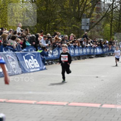 12.04.2026 - 45. Internationalen Wilhelmsburger Insellauf J. Mangold http://msf.ph/oto/9520428 12.04.2026 14:08:51 Ziel 774, 919, 754 meine-sportfotos.de