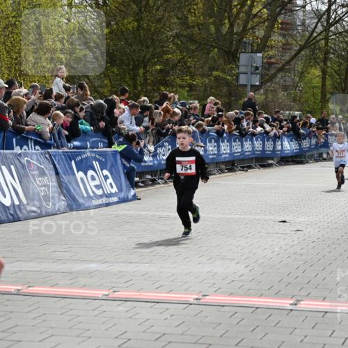 12.04.2026 - 45. Internationalen Wilhelmsburger Insellauf J. Mangold http://msf.ph/oto/9520429 12.04.2026 14:08:51 Ziel 774, 919, 754 meine-sportfotos.de