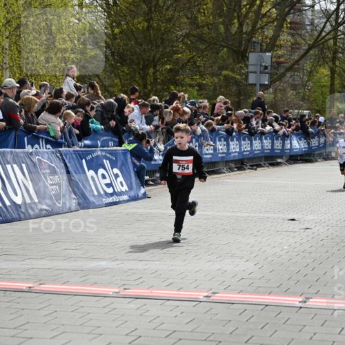 12.04.2026 - 45. Internationalen Wilhelmsburger Insellauf J. Mangold http://msf.ph/oto/9520431 12.04.2026 14:08:51 Ziel 774, 919, 754 meine-sportfotos.de