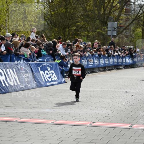 12.04.2026 - 45. Internationalen Wilhelmsburger Insellauf J. Mangold http://msf.ph/oto/9520432 12.04.2026 14:08:51 Ziel 774, 919, 754 meine-sportfotos.de
