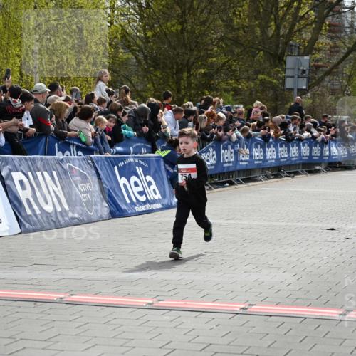 12.04.2026 - 45. Internationalen Wilhelmsburger Insellauf J. Mangold http://msf.ph/oto/9520434 12.04.2026 14:08:51 Ziel 774, 919, 754 meine-sportfotos.de