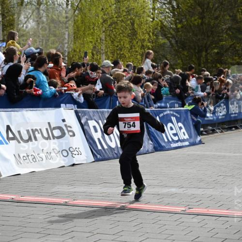 12.04.2026 - 45. Internationalen Wilhelmsburger Insellauf J. Mangold http://msf.ph/oto/9520444 12.04.2026 14:08:52 Ziel 774, 919, 754, 211, 711, 530 meine-sportfotos.de