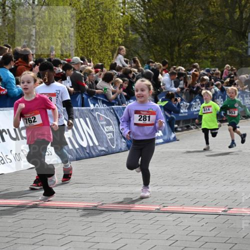 12.04.2026 - 45. Internationalen Wilhelmsburger Insellauf J. Mangold http://msf.ph/oto/9520486 12.04.2026 14:09:03 Ziel 91, 254, 1506, 266, 713, 547, 762, 281, 928, 953, 614, 235 meine-sportfotos.de