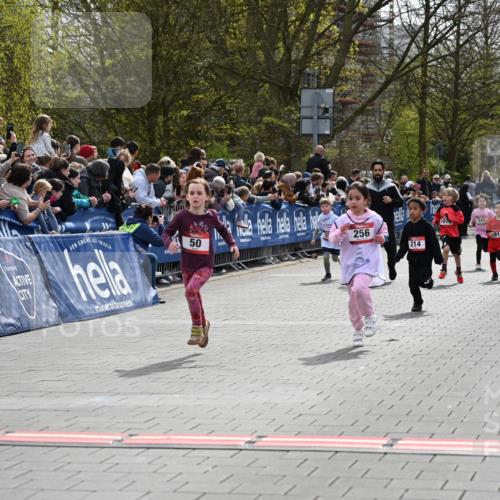 12.04.2026 - 45. Internationalen Wilhelmsburger Insellauf J. Mangold http://msf.ph/oto/9520501 12.04.2026 14:09:08 Ziel 928, 953, 614, 235, 50, 256, 214, 939, 274, 191, 1075 meine-sportfotos.de