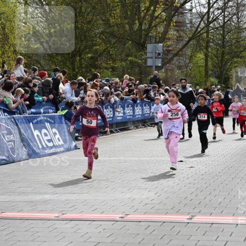 12.04.2026 - 45. Internationalen Wilhelmsburger Insellauf J. Mangold http://msf.ph/oto/9520502 12.04.2026 14:09:08 Ziel 928, 953, 614, 235, 50, 256, 214, 939, 274, 191, 1075 meine-sportfotos.de