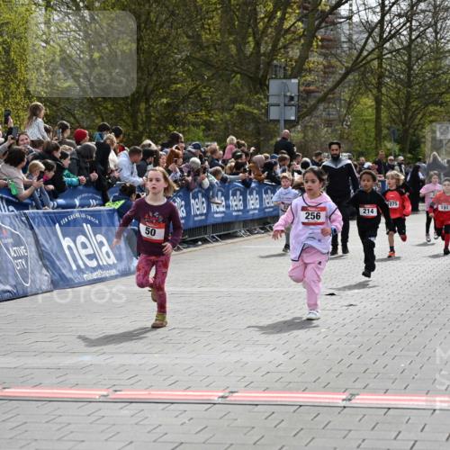 12.04.2026 - 45. Internationalen Wilhelmsburger Insellauf J. Mangold http://msf.ph/oto/9520503 12.04.2026 14:09:08 Ziel 928, 953, 614, 235, 50, 256, 214, 939, 274, 191, 1075 meine-sportfotos.de
