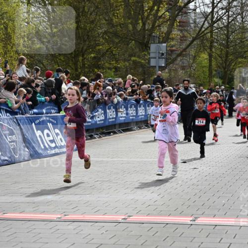 12.04.2026 - 45. Internationalen Wilhelmsburger Insellauf J. Mangold http://msf.ph/oto/9520505 12.04.2026 14:09:08 Ziel 928, 953, 614, 235, 50, 256, 214, 939, 274, 191, 1075 meine-sportfotos.de