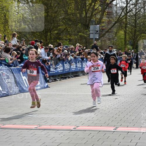 12.04.2026 - 45. Internationalen Wilhelmsburger Insellauf J. Mangold http://msf.ph/oto/9520508 12.04.2026 14:09:08 Ziel 928, 953, 614, 235, 50, 256, 214, 939, 274, 191, 1075 meine-sportfotos.de
