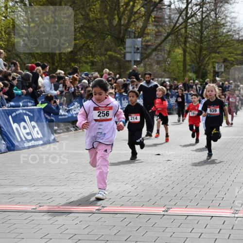 12.04.2026 - 45. Internationalen Wilhelmsburger Insellauf J. Mangold http://msf.ph/oto/9520513 12.04.2026 14:09:09 Ziel 953, 614, 235, 50, 256, 214, 939, 274, 191, 1075, 52, 247 meine-sportfotos.de