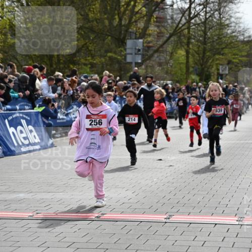 12.04.2026 - 45. Internationalen Wilhelmsburger Insellauf J. Mangold http://msf.ph/oto/9520514 12.04.2026 14:09:09 Ziel 953, 614, 235, 50, 256, 214, 939, 274, 191, 1075, 52, 247 meine-sportfotos.de