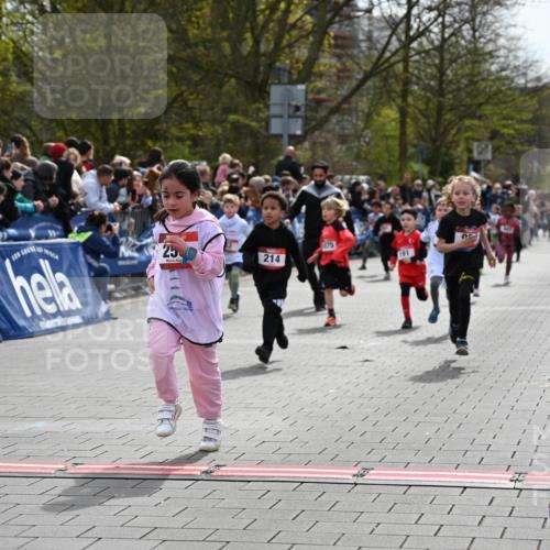 12.04.2026 - 45. Internationalen Wilhelmsburger Insellauf J. Mangold http://msf.ph/oto/9520515 12.04.2026 14:09:09 Ziel 953, 614, 235, 50, 256, 214, 939, 274, 191, 1075, 52, 247 meine-sportfotos.de