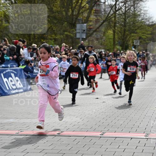12.04.2026 - 45. Internationalen Wilhelmsburger Insellauf J. Mangold http://msf.ph/oto/9520516 12.04.2026 14:09:09 Ziel 953, 614, 235, 50, 256, 214, 939, 274, 191, 1075, 52, 247 meine-sportfotos.de