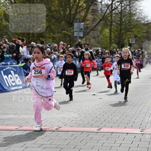 12.04.2026 - 45. Internationalen Wilhelmsburger Insellauf J. Mangold http://msf.ph/oto/9520517 12.04.2026 14:09:09 Ziel 953, 614, 235, 50, 256, 214, 939, 274, 191, 1075, 52, 247 meine-sportfotos.de