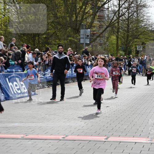 12.04.2026 - 45. Internationalen Wilhelmsburger Insellauf J. Mangold http://msf.ph/oto/9520532 12.04.2026 14:09:12 Ziel 50, 256, 214, 939, 274, 191, 1075, 52, 247, 453, 273, 955, 786 meine-sportfotos.de