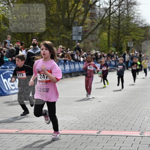 12.04.2026 - 45. Internationalen Wilhelmsburger Insellauf J. Mangold http://msf.ph/oto/9520542 12.04.2026 14:09:14 Ziel 214, 939, 274, 191, 1075, 52, 247, 453, 273, 955, 786, 947, 180 meine-sportfotos.de