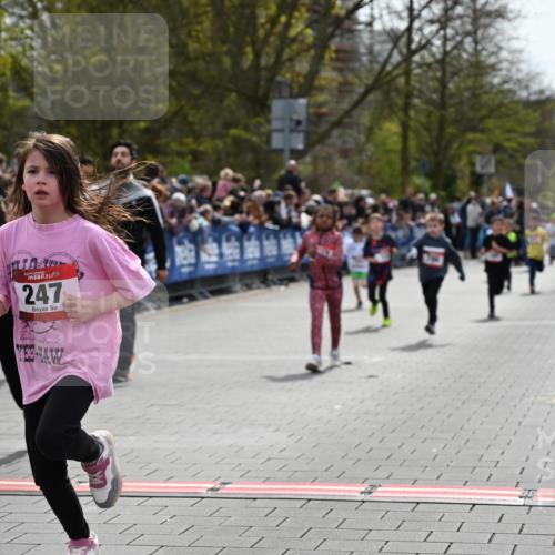 12.04.2026 - 45. Internationalen Wilhelmsburger Insellauf J. Mangold http://msf.ph/oto/9520546 12.04.2026 14:09:14 Ziel 214, 939, 274, 191, 1075, 52, 247, 453, 273, 955, 786, 947, 180 meine-sportfotos.de