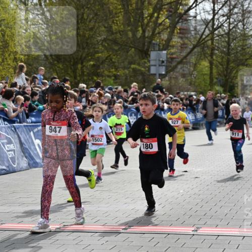 12.04.2026 - 45. Internationalen Wilhelmsburger Insellauf J. Mangold http://msf.ph/oto/9520574 12.04.2026 14:09:19 Ziel 955, 786, 947, 180, 12, 911, 741, 1502, 927, 215, 577 meine-sportfotos.de