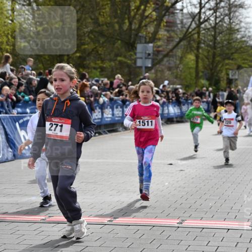 12.04.2026 - 45. Internationalen Wilhelmsburger Insellauf J. Mangold http://msf.ph/oto/9520623 12.04.2026 14:09:25 Ziel 927, 215, 577, 223, 271, 691, 1511, 252, 270, 220, 219 meine-sportfotos.de