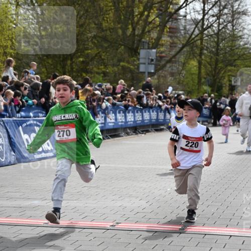 12.04.2026 - 45. Internationalen Wilhelmsburger Insellauf J. Mangold http://msf.ph/oto/9520642 12.04.2026 14:09:27 Ziel 223, 271, 691, 1511, 252, 270, 220, 219 meine-sportfotos.de