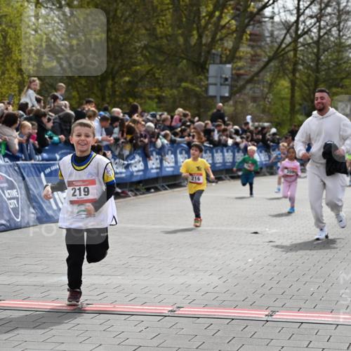 12.04.2026 - 45. Internationalen Wilhelmsburger Insellauf J. Mangold http://msf.ph/oto/9520659 12.04.2026 14:09:30 Ziel 252, 270, 220, 219, 216, 25, 1066, 209 meine-sportfotos.de