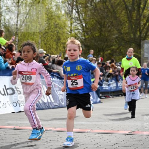 12.04.2026 - 45. Internationalen Wilhelmsburger Insellauf J. Mangold http://msf.ph/oto/9520662 12.04.2026 14:09:34 Ziel 216, 25, 1066, 209, 915, 221, 541 meine-sportfotos.de