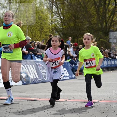12.04.2026 - 45. Internationalen Wilhelmsburger Insellauf J. Mangold http://msf.ph/oto/9520676 12.04.2026 14:09:36 Ziel 216, 25, 1066, 209, 915, 221, 541, 1501, 249 meine-sportfotos.de