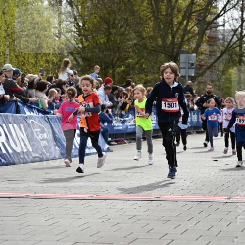 12.04.2026 - 45. Internationalen Wilhelmsburger Insellauf J. Mangold http://msf.ph/oto/9520697 12.04.2026 14:09:39 Ziel 915, 221, 541, 1501, 249, 1059, 1516, 94, 921, 251, 945, 934 meine-sportfotos.de
