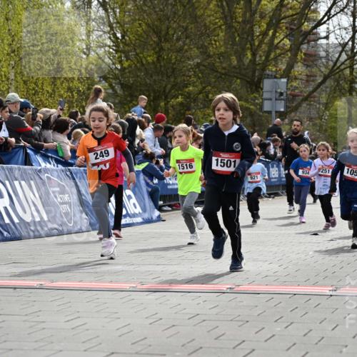 12.04.2026 - 45. Internationalen Wilhelmsburger Insellauf J. Mangold http://msf.ph/oto/9520700 12.04.2026 14:09:39 Ziel 915, 221, 541, 1501, 249, 1059, 1516, 94, 921, 251, 945, 934 meine-sportfotos.de