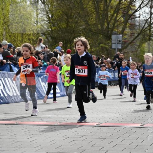 12.04.2026 - 45. Internationalen Wilhelmsburger Insellauf J. Mangold http://msf.ph/oto/9520703 12.04.2026 14:09:40 Ziel 541, 1501, 249, 1059, 1516, 94, 921, 251, 945, 934 meine-sportfotos.de