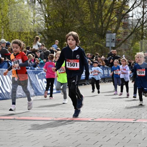 12.04.2026 - 45. Internationalen Wilhelmsburger Insellauf J. Mangold http://msf.ph/oto/9520704 12.04.2026 14:09:40 Ziel 541, 1501, 249, 1059, 1516, 94, 921, 251, 945, 934 meine-sportfotos.de