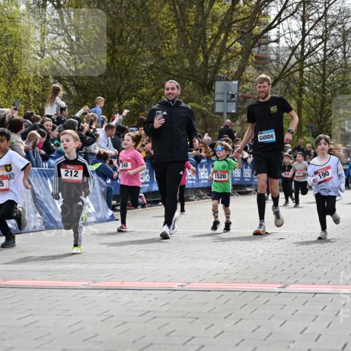 12.04.2026 - 45. Internationalen Wilhelmsburger Insellauf J. Mangold http://msf.ph/oto/9520740 12.04.2026 14:09:44 Ziel 249, 1059, 1516, 94, 921, 251, 945, 934, 212, 735, 190, 240, 1520, 206 meine-sportfotos.de