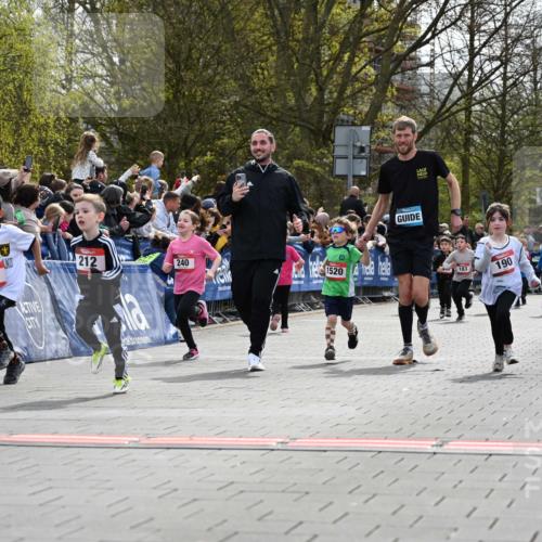 12.04.2026 - 45. Internationalen Wilhelmsburger Insellauf J. Mangold http://msf.ph/oto/9520741 12.04.2026 14:09:44 Ziel 249, 1059, 1516, 94, 921, 251, 945, 934, 212, 735, 190, 240, 1520, 206 meine-sportfotos.de