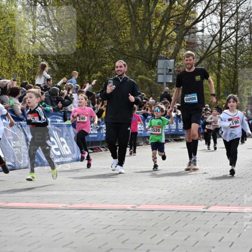 12.04.2026 - 45. Internationalen Wilhelmsburger Insellauf J. Mangold http://msf.ph/oto/9520742 12.04.2026 14:09:45 Ziel 1059, 1516, 94, 921, 251, 945, 934, 212, 735, 190, 240, 1520, 206, 908, 776 meine-sportfotos.de