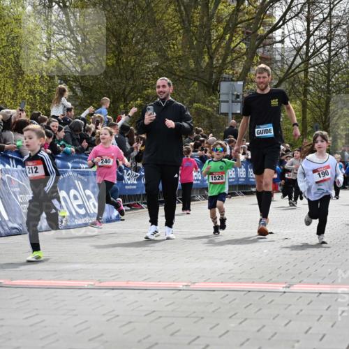 12.04.2026 - 45. Internationalen Wilhelmsburger Insellauf J. Mangold http://msf.ph/oto/9520743 12.04.2026 14:09:45 Ziel 1059, 1516, 94, 921, 251, 945, 934, 212, 735, 190, 240, 1520, 206, 908, 776 meine-sportfotos.de