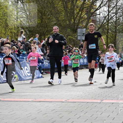 12.04.2026 - 45. Internationalen Wilhelmsburger Insellauf J. Mangold http://msf.ph/oto/9520744 12.04.2026 14:09:45 Ziel 1059, 1516, 94, 921, 251, 945, 934, 212, 735, 190, 240, 1520, 206, 908, 776 meine-sportfotos.de