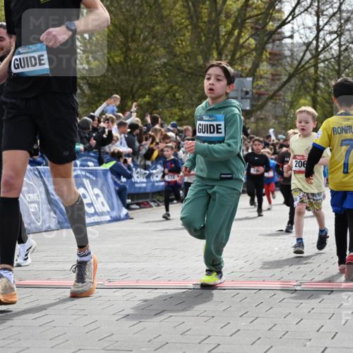12.04.2026 - 45. Internationalen Wilhelmsburger Insellauf J. Mangold http://msf.ph/oto/9520751 12.04.2026 14:09:47 Ziel 934, 212, 735, 190, 240, 1520, 206, 908, 776, 172, 183, 196, 449, 772, 7, 917 meine-sportfotos.de