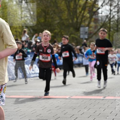 12.04.2026 - 45. Internationalen Wilhelmsburger Insellauf J. Mangold http://msf.ph/oto/9520767 12.04.2026 14:09:49 Ziel 212, 735, 190, 240, 1520, 206, 908, 776, 172, 183, 196, 449, 772, 7, 917, 284, 44, 200, 563 meine-sportfotos.de