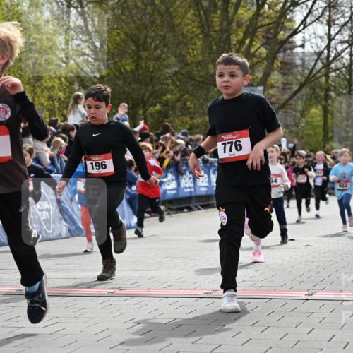 12.04.2026 - 45. Internationalen Wilhelmsburger Insellauf J. Mangold http://msf.ph/oto/9520771 12.04.2026 14:09:50 Ziel 240, 1520, 206, 908, 776, 172, 183, 196, 449, 772, 7, 917, 284, 44, 200, 563, 53, 712, 1512, 1525, 551, 764, 567 meine-sportfotos.de