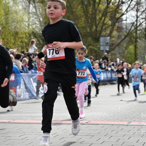 12.04.2026 - 45. Internationalen Wilhelmsburger Insellauf J. Mangold http://msf.ph/oto/9520778 12.04.2026 14:09:51 Ziel 206, 908, 776, 172, 183, 196, 449, 772, 7, 917, 284, 44, 200, 563, 53, 712, 1512, 1525, 551, 764, 567 meine-sportfotos.de