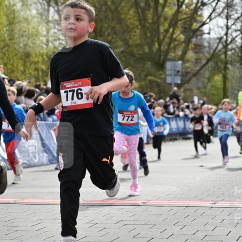 12.04.2026 - 45. Internationalen Wilhelmsburger Insellauf J. Mangold http://msf.ph/oto/9520779 12.04.2026 14:09:51 Ziel 206, 908, 776, 172, 183, 196, 449, 772, 7, 917, 284, 44, 200, 563, 53, 712, 1512, 1525, 551, 764, 567 meine-sportfotos.de