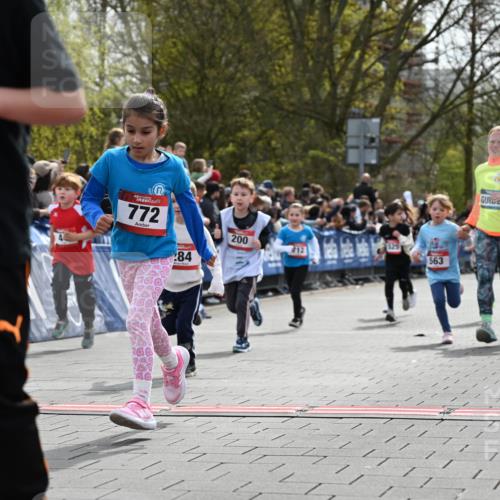 12.04.2026 - 45. Internationalen Wilhelmsburger Insellauf J. Mangold http://msf.ph/oto/9520785 12.04.2026 14:09:51 Ziel 206, 908, 776, 172, 183, 196, 449, 772, 7, 917, 284, 44, 200, 563, 53, 712, 1512, 1525, 551, 764, 567 meine-sportfotos.de
