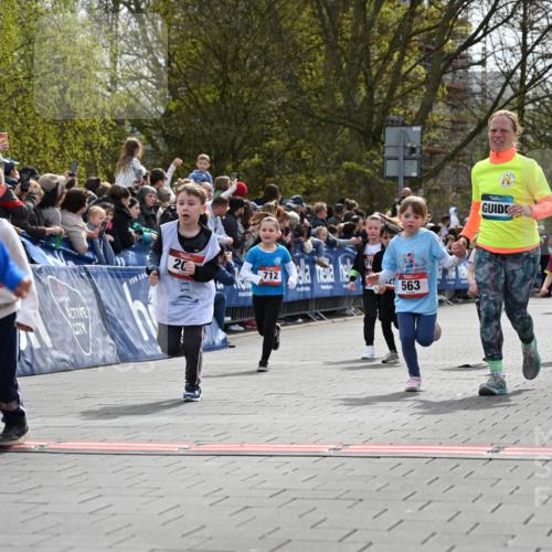 12.04.2026 - 45. Internationalen Wilhelmsburger Insellauf J. Mangold http://msf.ph/oto/9520788 12.04.2026 14:09:52 Ziel 206, 908, 776, 172, 183, 196, 449, 772, 7, 917, 284, 44, 200, 563, 53, 712, 1512, 1525, 551, 764, 567 meine-sportfotos.de
