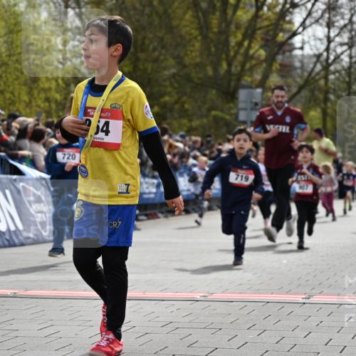 12.04.2026 - 45. Internationalen Wilhelmsburger Insellauf J. Mangold http://msf.ph/oto/9520830 12.04.2026 14:09:57 Ziel 200, 563, 53, 712, 1512, 1525, 551, 764, 567, 720, 719, 907, 158, 268, 543, 721, 1503, 736, 715, 6 meine-sportfotos.de