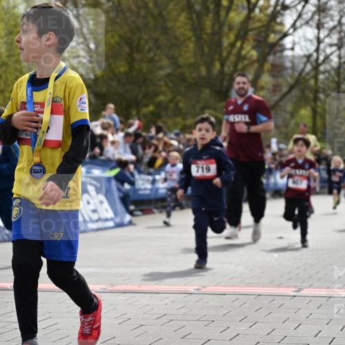 12.04.2026 - 45. Internationalen Wilhelmsburger Insellauf J. Mangold http://msf.ph/oto/9520834 12.04.2026 14:09:57 Ziel 200, 563, 53, 712, 1512, 1525, 551, 764, 567, 720, 719, 907, 158, 268, 543, 721, 1503, 736, 715, 6 meine-sportfotos.de