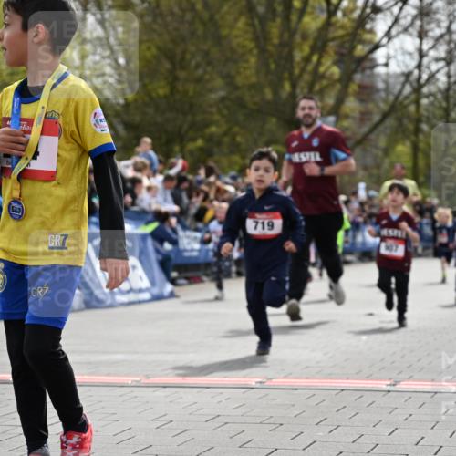 12.04.2026 - 45. Internationalen Wilhelmsburger Insellauf J. Mangold http://msf.ph/oto/9520835 12.04.2026 14:09:57 Ziel 200, 563, 53, 712, 1512, 1525, 551, 764, 567, 720, 719, 907, 158, 268, 543, 721, 1503, 736, 715, 6 meine-sportfotos.de