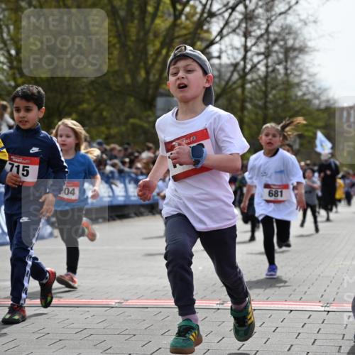 12.04.2026 - 45. Internationalen Wilhelmsburger Insellauf J. Mangold http://msf.ph/oto/9520871 12.04.2026 14:10:02 Ziel 907, 158, 268, 543, 721, 1503, 736, 715, 6, 1504, 412, 681, 640, 248, 441, 723, 119, 186, 224 meine-sportfotos.de