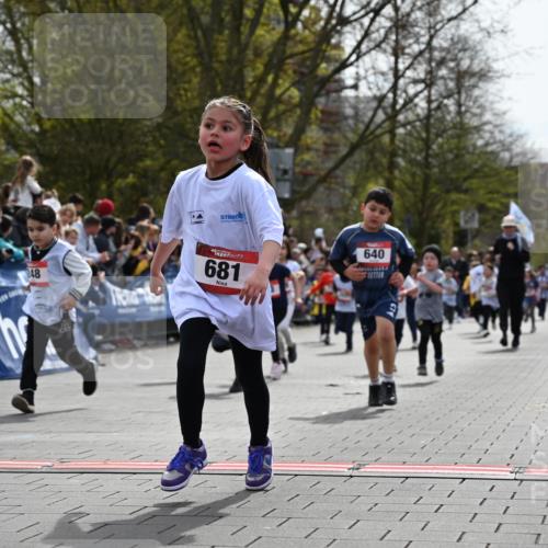 12.04.2026 - 45. Internationalen Wilhelmsburger Insellauf J. Mangold http://msf.ph/oto/9520880 12.04.2026 14:10:03 Ziel 907, 158, 268, 543, 721, 1503, 736, 715, 6, 1504, 412, 681, 640, 248, 441, 723, 119, 186, 224, 745 meine-sportfotos.de