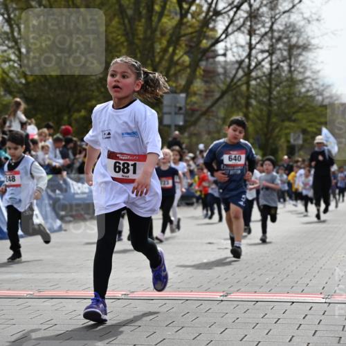 12.04.2026 - 45. Internationalen Wilhelmsburger Insellauf J. Mangold http://msf.ph/oto/9520881 12.04.2026 14:10:03 Ziel 907, 158, 268, 543, 721, 1503, 736, 715, 6, 1504, 412, 681, 640, 248, 441, 723, 119, 186, 224, 745 meine-sportfotos.de
