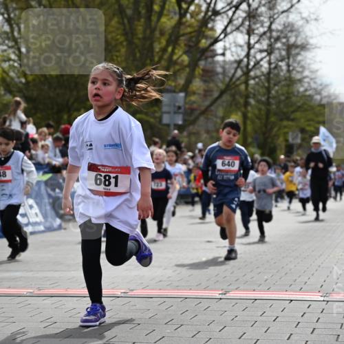 12.04.2026 - 45. Internationalen Wilhelmsburger Insellauf J. Mangold http://msf.ph/oto/9520882 12.04.2026 14:10:03 Ziel 907, 158, 268, 543, 721, 1503, 736, 715, 6, 1504, 412, 681, 640, 248, 441, 723, 119, 186, 224, 745 meine-sportfotos.de